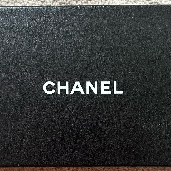 Chanel Box with Camellia and Ribbon - Picture 2 of 8